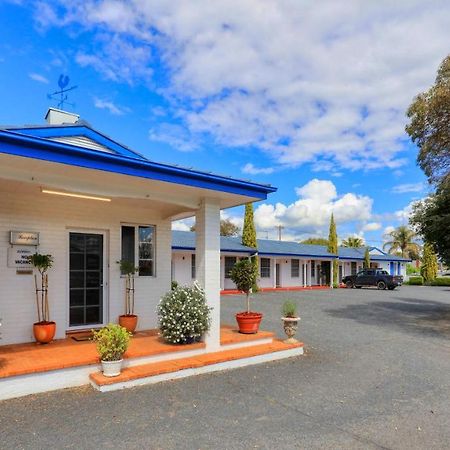 Colonial Motel & Apartments Young Exterior photo