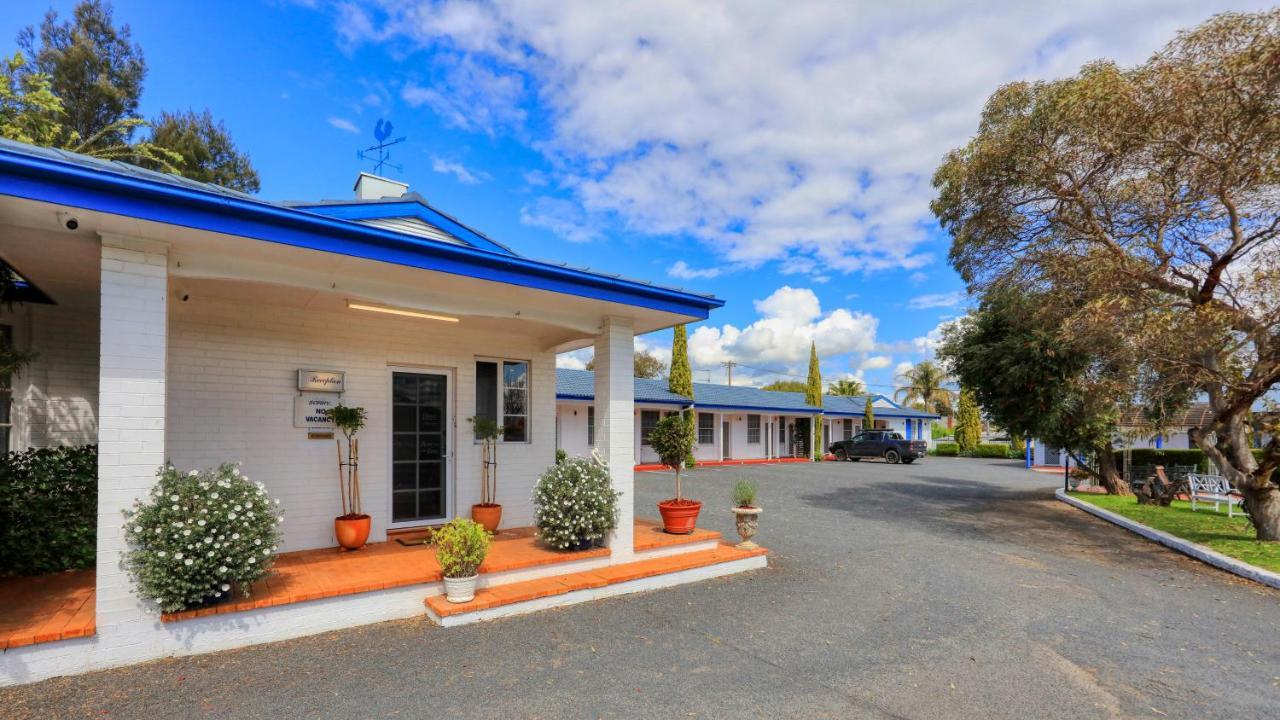 Colonial Motel & Apartments Young Exterior photo